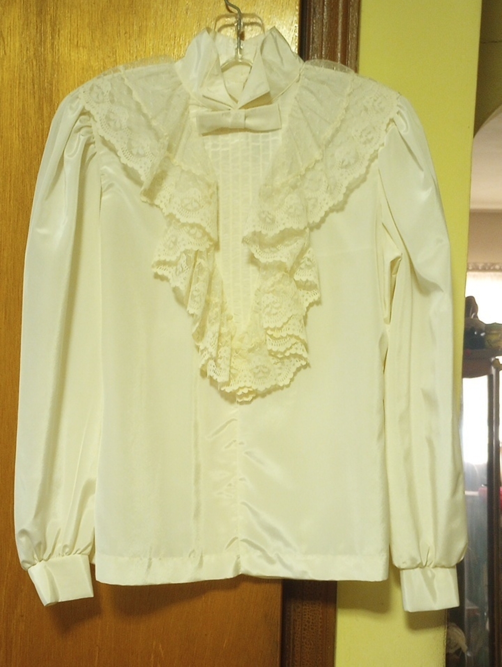 Classic Traditional Modest Neutral Ivory Cream Vintage Blouse w/ Floral Lace
